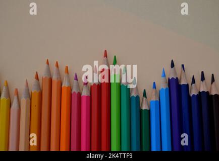 Jeu de crayons de couleur alignés formant une courbe Banque D'Images