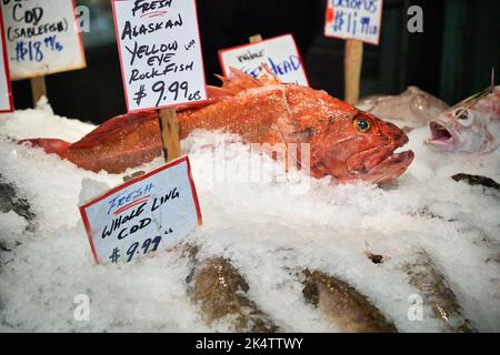 Un marché aux poissons de Pikes place Seattle avec des poissons frais exposés Banque D'Images