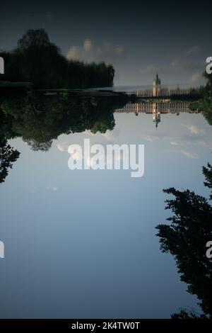 Une photo verticale du palais de Charlottenburg et des arbres qui se reflètent sur le lac dans la soirée Banque D'Images