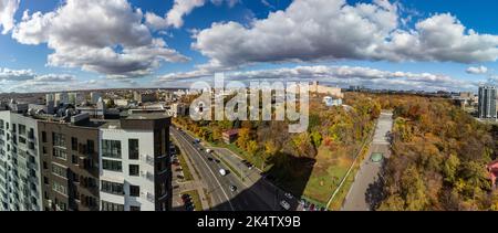 Vue aérienne de la ville, nouveaux bâtiments résidentiels modernes sur le toit et escalier en cascade avec fontaine en automne jardin de la ville de Shevchenko avec ciel bleu pittoresque Banque D'Images