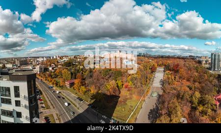 Automne aérien jardin botanique de Kharkiv près des rues avec circulation de voitures animée. Attraction touristique dans le jardin de la ville de Shevchenko avec des bâtiments modernes Banque D'Images