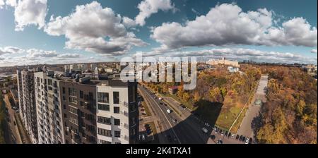 Panorama aérien de la ville, bâtiments résidentiels modernes sur le toit et escalier en cascade avec fontaine en automne jardin de la ville de Shevchenko avec ciel pittoresque, ensoleillé Banque D'Images