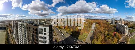 Panorama aérien de la ville, bâtiments résidentiels modernes sur le toit, escalier en cascade avec fontaine, jardin de la ville de Shevchenko en automne avec ciel bleu pittoresque Banque D'Images