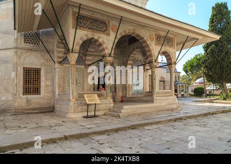 ISTANBUL, TURQUIE - 13 SEPTEMBRE 2017 : c'est le mausolée du Sultan Mahmud III près des murs de la basilique Sainte-Sophie. Banque D'Images