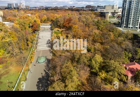 Automne aérien escalier en cascade avec fontaine. Attraction touristique dans le jardin de la ville de Shevchenko avec des bâtiments modernes et des arbres colorés. Parc central de la ville Banque D'Images