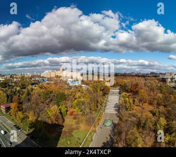 Automne aérien escalier en cascade avec fontaine. Attraction touristique dans le jardin de la ville de Shevchenko avec des bâtiments historiques et le ciel pittoresque. Parc central de la ville Banque D'Images