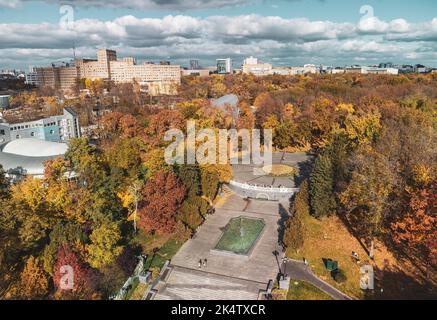 Automne aérien escalier en cascade avec fontaine. Jardin Shevchenko avec bâtiments universitaires historiques et ciel pittoresque. Parc du centre-ville à Kharkiv Banque D'Images