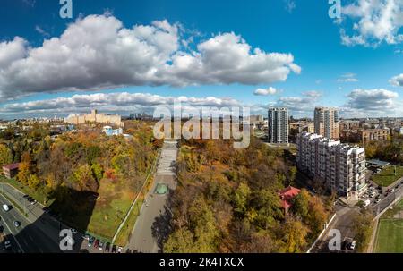 Automne aérien jardin de la ville de Shevchenko avec bâtiments historiques et modernes et ciel pittoresque. Parc de la ville et escalier en cascade avec fontaine à Kharkiv Banque D'Images