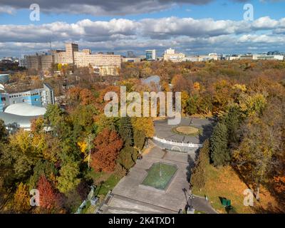 Automne aérien jardin Shevchenko avec escalier en cascade, fontaine, bâtiment historique de l'université et ciel pittoresque. Parc du centre-ville à Kharkiv, Ukraine Banque D'Images