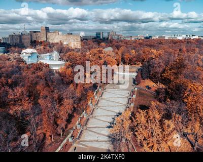 Automne aérien Cascade escaliers vue avec fontaine. Jardin Shevchenko avec bâtiments universitaires historiques et ciel pittoresque. Parc du centre-ville à Kharkiv Banque D'Images