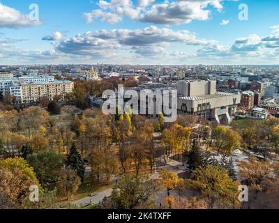 Vue aérienne en automne des attractions touristiques dans le centre-ville de Kharkiv. Théâtre de ballet, Mirror Stream, église et ciel pittoresque. Sites touristiques de la ville en Ukraine Banque D'Images