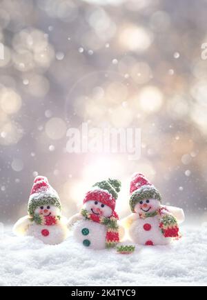 Joyeux Noël et bonne carte de vœux du nouvel an avec espace de copie.trois bonhommes de neige debout dans la neige. Paysage de Noël. Arrière-plan d'hiver. Banque D'Images