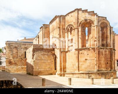 L'église de San Nicolás de Soria n'est aujourd'hui que des vestiges ruinés d'une ancienne église catholique romaine de style roman située à Soria, en Espagne Banque D'Images