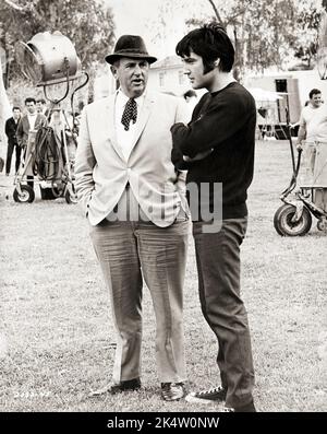 Elvis Presley et le colonel Tom Parker (Andreas Cornelis van Kuijk) Universal Studios, 1969. Banque D'Images