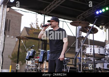 Strausberg, Allemagne. 03rd octobre 2022. Strausberg: La photo montre le batteur Basti Reznicek (fils du bassiste sily Jäcki Reznicek) du groupe Stamping Feet sur la scène à la place du marché pendant le Festival de la vieille ville de Strausberg. (Photo de Simone Kuhlmey/Pacific Press) crédit: Pacific Press Media production Corp./Alay Live News Banque D'Images