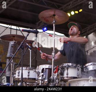 Strausberg, Allemagne. 03rd octobre 2022. Strausberg: La photo montre le batteur Basti Reznicek (fils du bassiste sily Jäcki Reznicek) du groupe Stamping Feet sur la scène à la place du marché pendant le Festival de la vieille ville de Strausberg. (Photo de Simone Kuhlmey/Pacific Press) crédit: Pacific Press Media production Corp./Alay Live News Banque D'Images