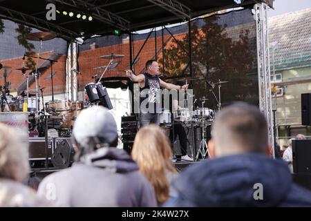 Strausberg, Allemagne. 03rd octobre 2022. Strausberg: La photo montre le batteur Sven Hertrampf (fils du guitariste Puhdys Dieter Hertrampf) du groupe Stamping Feet sur la scène de la place du marché pendant le festival de la vieille ville de Strausberg. (Photo de Simone Kuhlmey/Pacific Press) crédit: Pacific Press Media production Corp./Alay Live News Banque D'Images