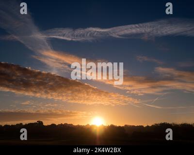 Pourquoi les gens ne regardent-ils pas le ciel plus souvent ? Chaque ciel vista est unique, et ne se produira qu'une seule fois, après tout. Comme ce spectaculaire ciel de l'aube d'automne Banque D'Images