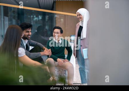 Groupe d'affaires multiethnique dans un immeuble de bureaux Banque D'Images