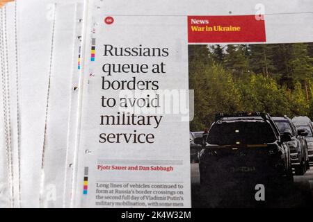 "Les Russes se revoient aux frontières pour éviter tout service militaire", journal Guardian, Russie Ukraine, article de guerre, écrêtage 24 septembre 2022, Londres, Royaume-Uni Banque D'Images