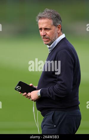 Tottenham Hotspur Directeur général du football Fabio Paratici sur le terrain d'entraînement du club. Ancien directeur sportif de Juventus et de Sampdoria Banque D'Images