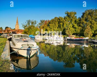 Vue sur la Tamise à Abingdon le matin de l'automne.Nous sommes sur la rive sud de la rivière, en aval vers St Helen's Wharf - un célèbre Banque D'Images