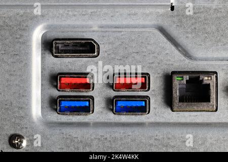 Plusieurs ports de l'ordinateur s'affichent avec USB, LAN, Display port. Banque D'Images