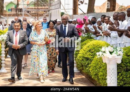 La comtesse de Wessex (au centre), Lord Ahmad (à gauche) et le Dr Denis Mukwege (à droite), chirurgien de renommée mondiale et lauréat du prix Nobel de la paix, à l'hôpital Panzi, à Bukavu, dans la province du Sud-Kivu. Date de la photo: Mardi 4 octobre 2022. Banque D'Images