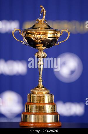 Une vue générale du Ryder Cup Trophée avant une conférence de presse à l'Hôtel Cavalieri, Rome. La Ryder Cup 2023 aura lieu au Marco Simone Golf and Country Club, vendredi 29 septembre 2023 – dimanche 1 octobre 2023. Date de la photo: Mardi 4 octobre 2022. Banque D'Images