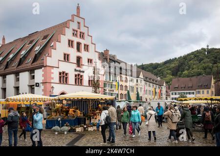 Marché au nord de la place de la cathédrale, Kornhaus (maison de maïs), Freiburg im Breisgau, Baden-Wuerttemberg, Allemagne. Markt auf dem noerdlichen mi Banque D'Images