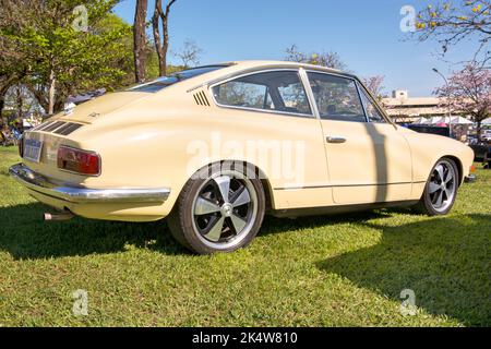 Volkswagen Karmann-Ghia 1975 présenté au salon de voitures d'époque. Produit par Volkswagen, conçu par la société italienne Carrozzeria Ghia. Banque D'Images