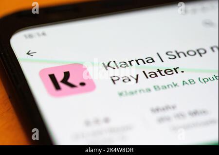 Hambourg, Allemagne. 27th septembre 2022. L'application du prestataire de paiement suédois Klarna est visible sur un smartphone. Credit: Jonas Walzberg/dpa/Alay Live News Banque D'Images