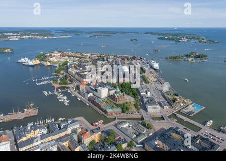 Région de Katajanokka à Helsinki, en Finlande. Magnifique paysage urbain avec port et mer en arrière-plan. Katajanokka est un quartier situé sur la rive est de Helsi Banque D'Images