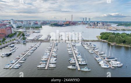 Bateaux et bateaux Yachts parking à Helsinki, Finlande. Point de vue du drone. Banque D'Images