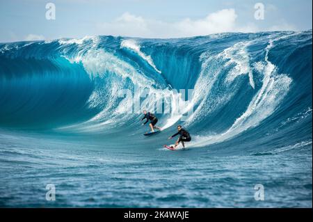 SURF des surfeurs hawaïen Albee Layer et Billy Kemper TOW-in surfez la même vague à Teahupoo pendant une énorme houle sur 11 septembre 2014 à Teahupoo à Tahiti, Polynésie française - photo Julien Girardot / DPPI Banque D'Images