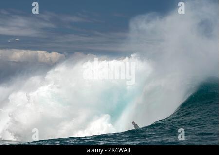 SURF SURFEUR américain/hawaïen Bruce Irons (frère du surfeur de légende Andy Irons) TOW-in surf à Teahupoo, lors d'une grande houle sur 11 septembre 2014 à Teahupoo à Tahiti, Polynésie française - photo Julien Girardot / DPPI Banque D'Images