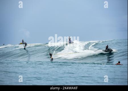 SURF le surfeur hawaïen Bruce Irons remorqué par Laird Hamilton et le surfeur australien Dylan Longbottom remorqué par le pilote local de grandes vagues Raimana Van Bastolaer au Teahupoo pendant une grande vague sur 12 septembre 2014 à Teahupoo à Tahiti, Polynésie française - photo Julien Girardot / DPPI Banque D'Images