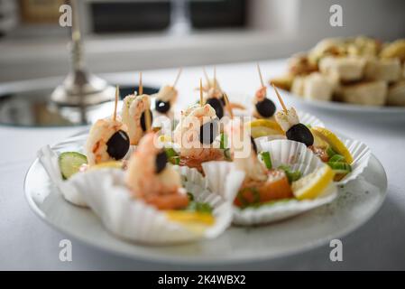 Gros plan des canapés de crevettes sur une table Banque D'Images