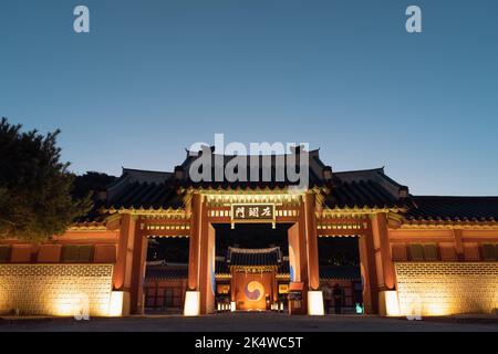 Suwon, Corée - 21 septembre 2022 : vue nocturne du palais Hwaseong Haenggung Banque D'Images