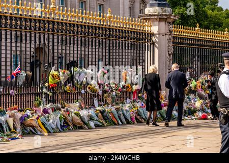 Le lendemain de la mort de la reine Elizabeth II son fils le roi Charles III et la reine Consort Camilla arrivent au palais de Buckingham et voient l'hommage floral Banque D'Images