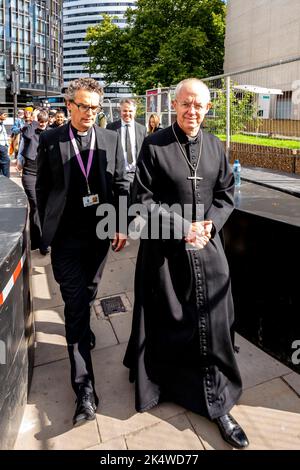 L'archevêque de Canterbury Justin Welby sur le pont de Westminster pendant le deuil officiel de la reine Elizabeth II qui était décédée plus tôt que W Banque D'Images