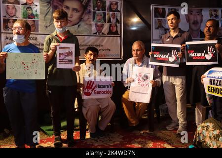 New Delhi, Inde. 04th octobre 2022. Les réfugiés afghans vivant en Inde détiennent des pancartes et sont solidaires des victimes de l'attentat suicide à Kaboul qui s'est produit la semaine dernière. Les Hazaras sont l'un des groupes ethniques les plus importants en Afghanistan et constituent également un groupe minoritaire important dans le Pakistan voisin. Selon les Nations Unies (ONU), 46 filles et femmes ont été parmi les 53 tuées dans l'attentat suicide en classe à Kaboul, 110 personnes ont été blessées dans l'explosion. (Photo de Bibek Chettri/Pacific Press) crédit: Pacific Press Media production Corp./Alay Live News Banque D'Images