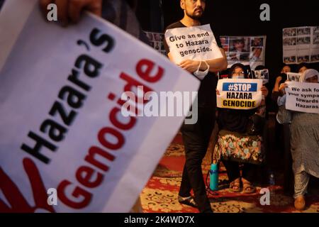 New Delhi, Inde. 04th octobre 2022. Les réfugiés afghans vivant en Inde sont solidaires des victimes de l'attentat suicide à Kaboul qui s'est produit la semaine dernière. Les Hazaras sont l'un des plus grands groupes ethniques d'Afghanistan et constituent également un groupe minoritaire important dans le Pakistan voisin. Selon les Nations Unies (ONU), 46 filles et femmes ont été parmi les 53 tuées dans l'attentat suicide en classe à Kaboul, 110 personnes ont été blessées dans l'explosion. (Photo de Bibek Chettri/Pacific Press) crédit: Pacific Press Media production Corp./Alay Live News Banque D'Images