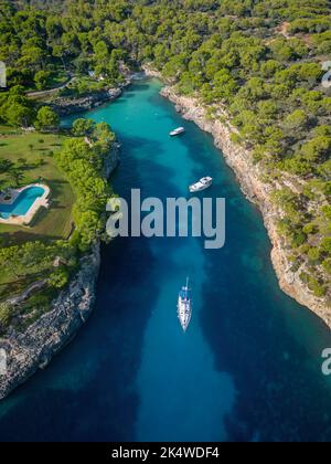 Vue aérienne des bateaux dans la baie côtière, Cala Marmols, Majorque, Espagne Banque D'Images