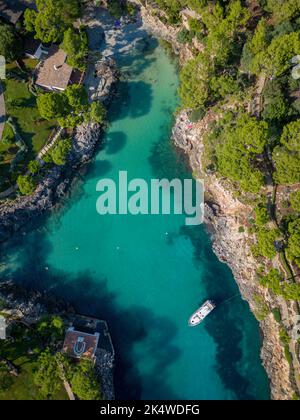 Vue aérienne des bateaux dans une baie côtière, Cala Marmols, Majorque, Espagne Banque D'Images