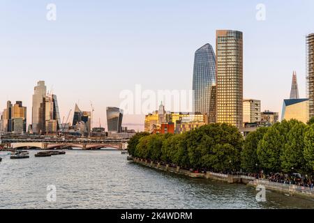 Des Britanniques et des gens du monde entier font la queue le long de la rive sud de la Tamise pour voir la Reine dans l'État, Londres, Royaume-Uni. Banque D'Images