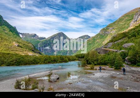 La vallée de Briksdalen, qui fait partie du parc national du glacier Jostedal en Norvège. La vallée a été formée par le glacier de Briksdal. Banque D'Images