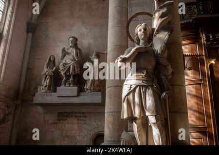 Cathédrale Saint-Omer pas de Calais France septembre 2022 Statue du Christ assise entre la Vierge et Saint Jean (13th siècle, appartenant à l'origine à Banque D'Images