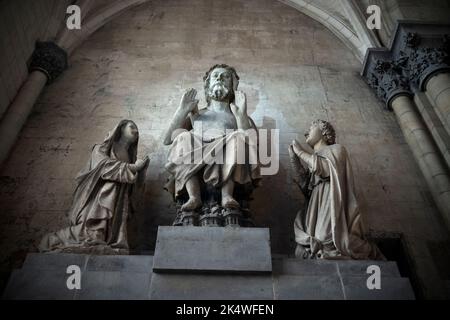 Cathédrale Saint-Omer pas de Calais France septembre 2022 Statue du Christ assise entre la Vierge et Saint Jean (13th siècle, appartenant à l'origine à Banque D'Images