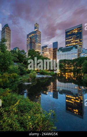 Central Park et horizon de la ville au crépuscule, Manhattan, New York, États-Unis Banque D'Images
